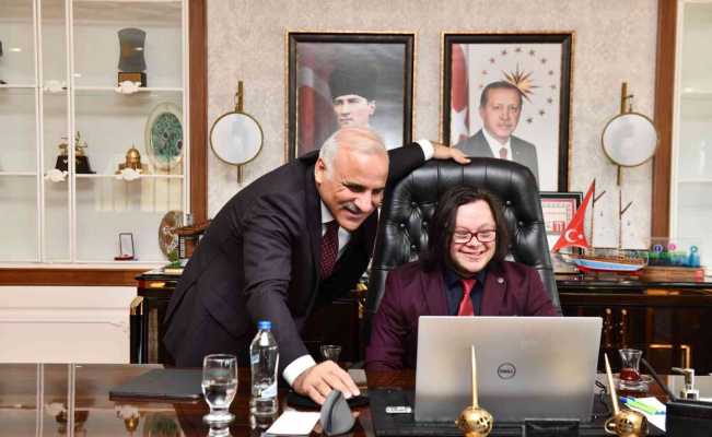 Başkan Zorluoğlu koltuğunu Enes’e devretti