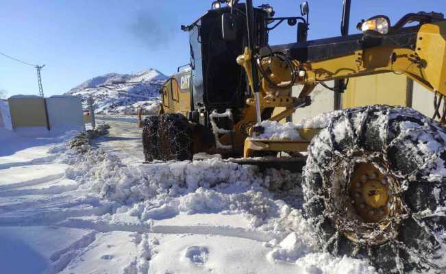 Batman’da kar yağışı nedeniyle köy yolları ulaşıma kapandı