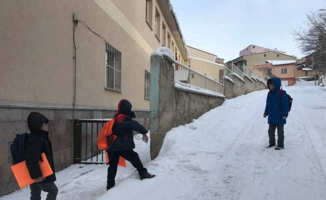 Bayburt’ta kar yağışı etkisini sürdürüyor