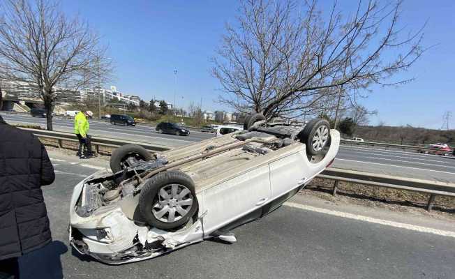 Beykoz TEM otoyolunda cipin tekerine vuran otomobil takla attı: 1 yaralı