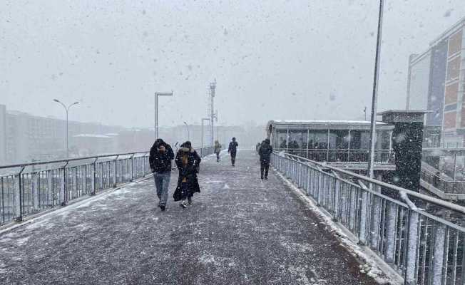 Beylikdüzü ve Arnavutököy’de kar yağışı