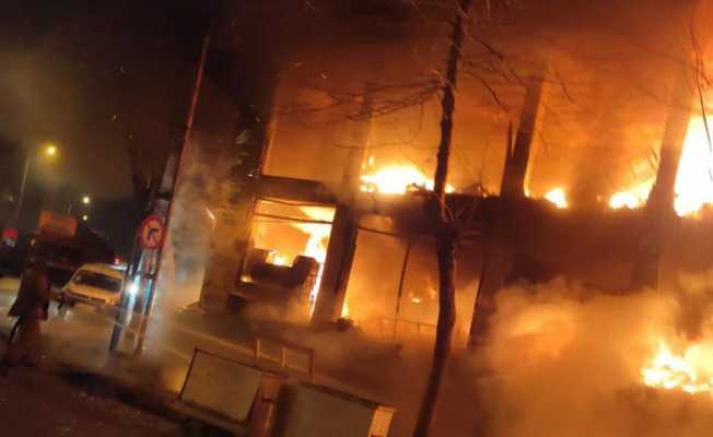 Beylikdüzü’nde ikinci el eşya satan iş yeri alev alev yandı