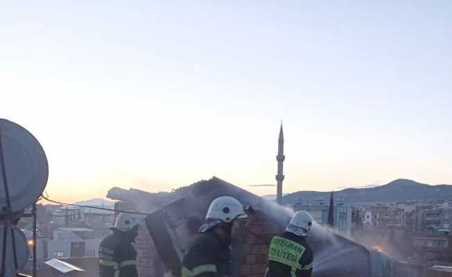 Binanın çatısında çıkan yangın korkuttu
