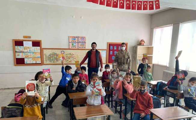 Bingöl’de jandarma ekipleri öğrencilerle bir araya geldi