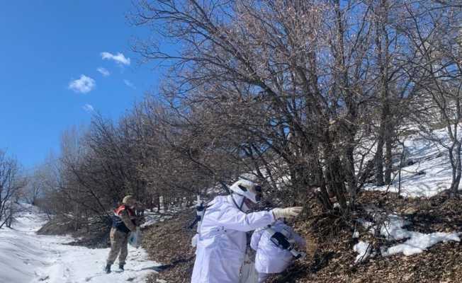 Bingöl’de jandarma ve polis ekipler doğaya yem bıraktı