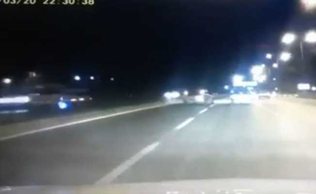 Bir anda kontrolden çıkıp çarptığı diğer aracı yoldan çıkardı, arkasına bile bakmadan kaçtı