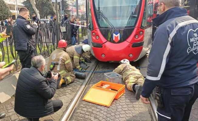 Bir kişi tramvayın altında atlayarak intihar girişiminde bulundu