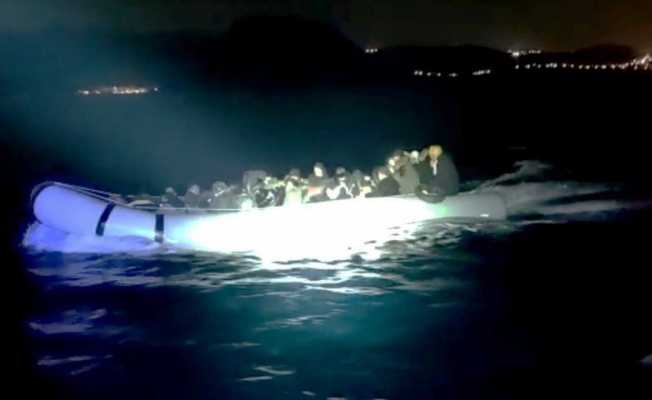 Bir lastik botta 32 düzensiz göçmen yakalandı