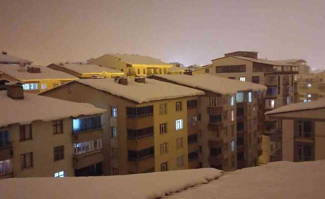Bitlislilerin korkulu rüyası: Çatılardaki kar kütlesi