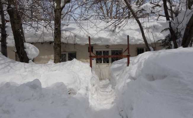 Bitlis’te buz sarkıtlarının boyu 6 metreyi geçti