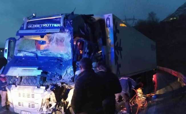 Bitlis’te iki tır kafa kafaya çarpıştı: 1 yaralı