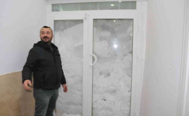 Bitlis’te kar kapı ve pencereleri kapattı