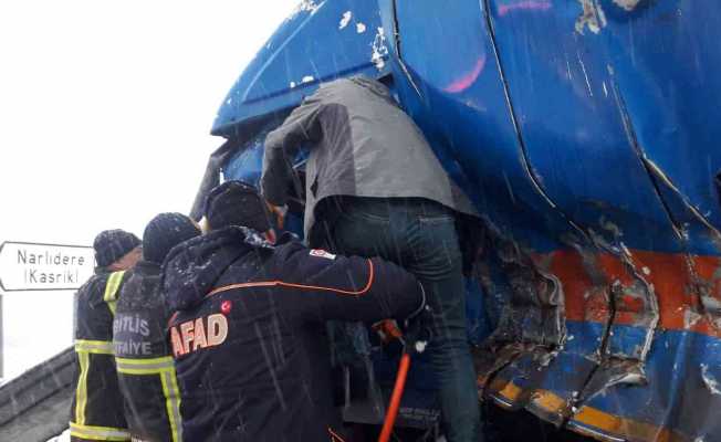 Bitlis’te kargo kamyonu ile tır çarpıştı: 1 ağır yaralı