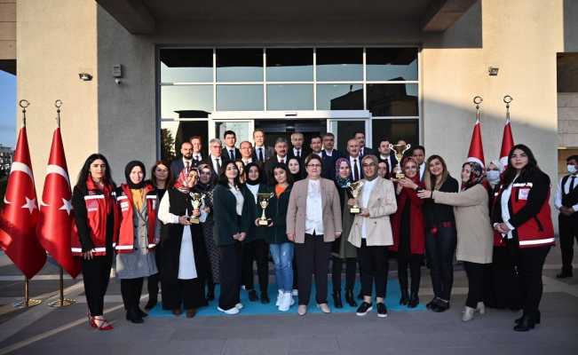 Bocce turnuvasında dereceye giren takımlar kupalarını Bakan Yanık’tan aldı