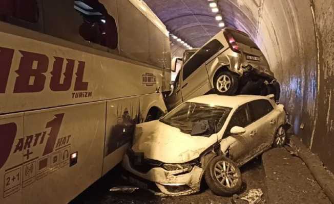 Bolu Dağı Tüneli’nde kağıt gibi olan araçtan burnu bile kanamadan çıktı