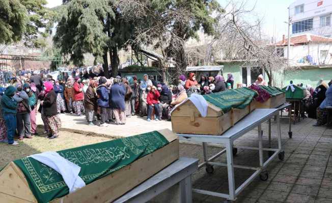 Bu acıya yürek dayanmaz: Bir aile yok oldu, tabutları yan yana dizildi