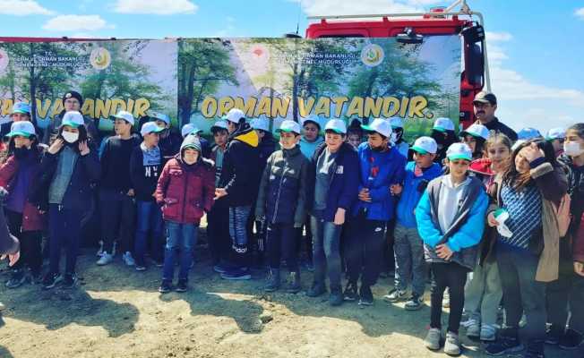 Buldan’da öğrenciler 200 fidanı toprakla buluşturdu