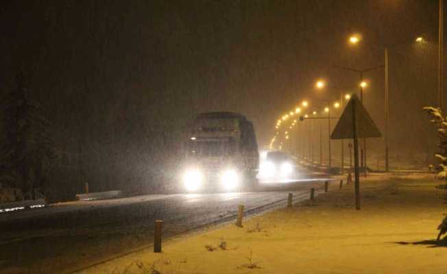 Burdur’da kar yağışı ulaşımda aksamalara neden oldu
