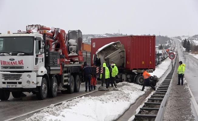Bursa'da TIR karda kaza yaptı İzmir karayolu felç oldu