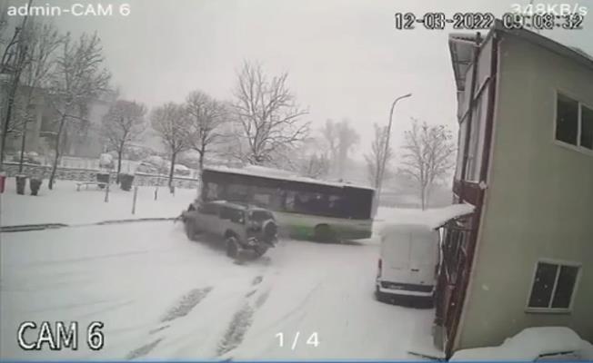 Bursa'daki kar yağışı trafik kazalarını beraberinde getirdi