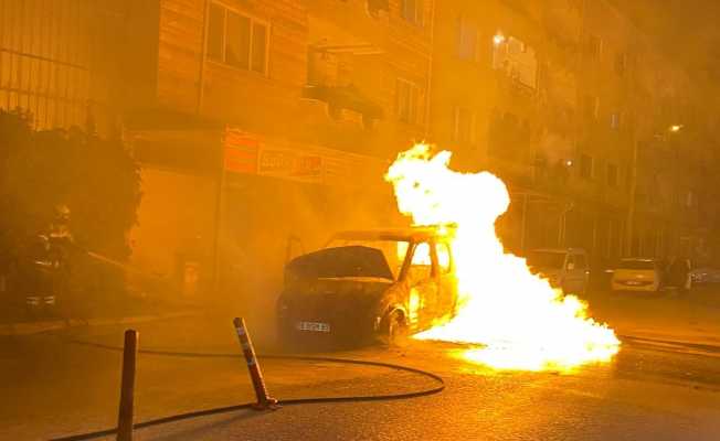 Bursa’da otomobil sahibinin gözü önünde alev alev yandı