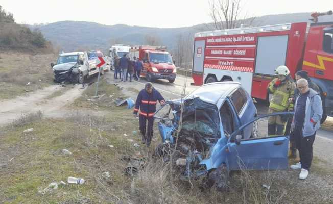 Bursa’da kamyonet ile otomobil kafa kafaya çarpıştı: 1’i ağır 2 yaralı