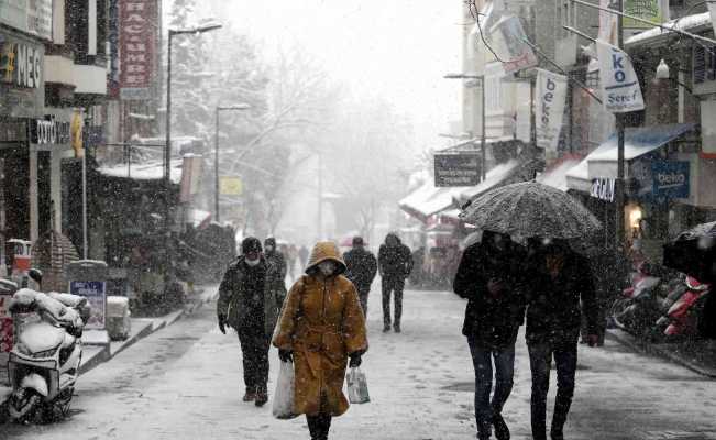 Bursa’da kar yağışı etkili oluyor