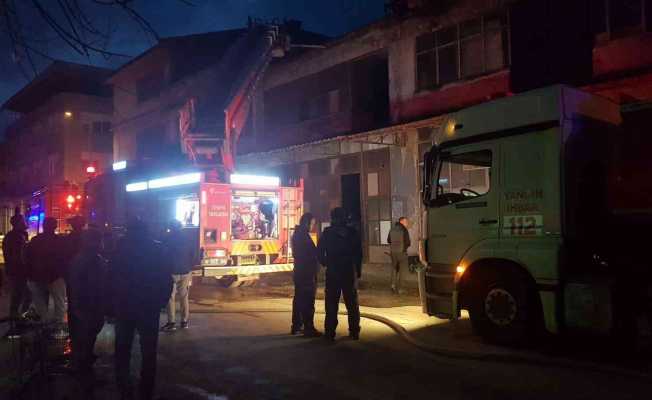 Bursa’da mobilya imalathanesinde korkutan yangın