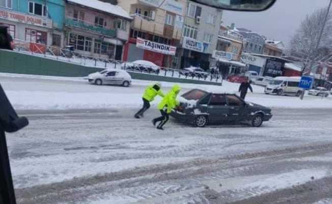 Bursa’da trafik polislerinin karla mücadelesi takdir topladı