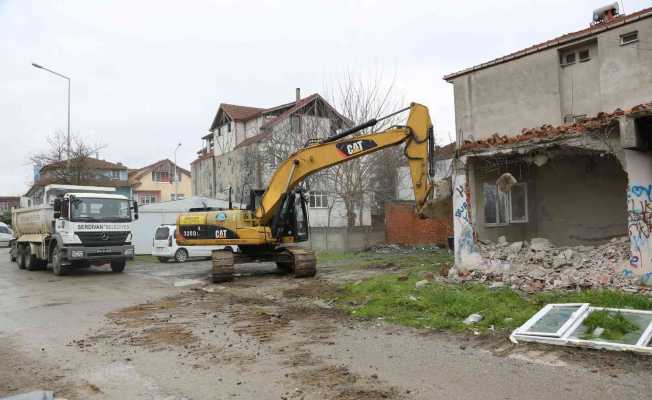 Can ve mal güvenliğini tehlikeye atan metruk bina yıkıldı Can ve mal güvenliğini tehlikeye atan metruk bina yıkıldı