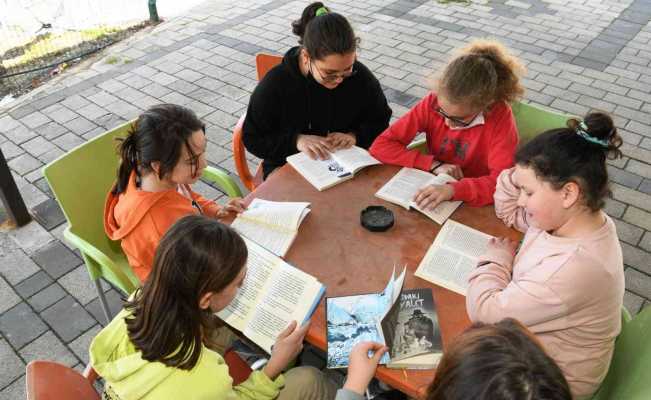 Çanakkale’de öğrenci ve öğretmenler açık havada kitap okudu