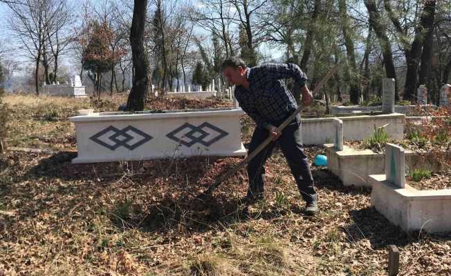 Çan’da imece usulü köy mezarlığını temizlediler