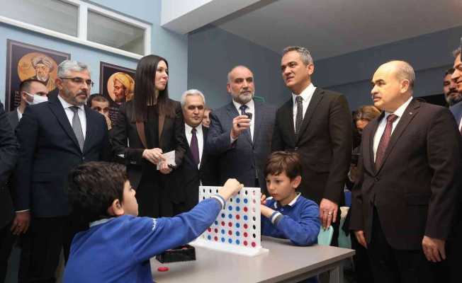 Canik’in "Akıl ve Zekâ Oyunları" sınıflarının açılışını Bakan Özer yaptı