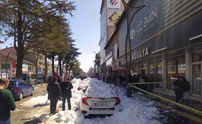 Çatıdan düşen kar kütlesi 4 aracı kullanılamaz hale getirdi