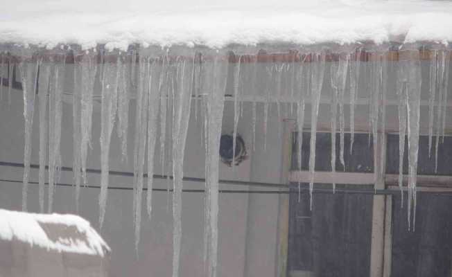 Çatılarda oluşan buz sarkıtları tehlike saçıyor
