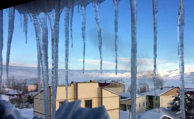 Çatılarda tehlike saçan buz kütleleri temizlendi