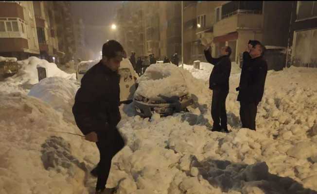 Çatışan düşen kar kütlesi 3 aracı kullanılamaz hale getirdi
