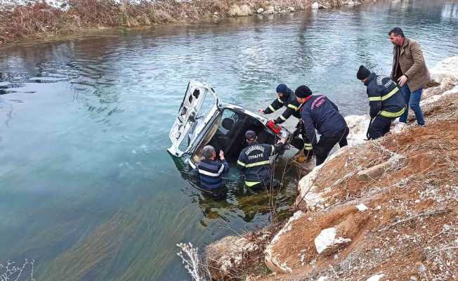 Ceyhan Nehri’ne düşen araçtaki 1 kişi öldü, 2 kişi ağır yaralandı