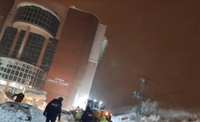 Çığ altında kalan 7 araç, AFAD tarafından çıkarıldı