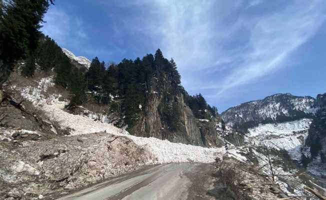 Çığ düşmesi sonucu Bayburt-Araklı kara yolu tekrar ulaşıma kapandı