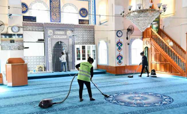 Çiğli’deki camilerde Ramazan temizliği