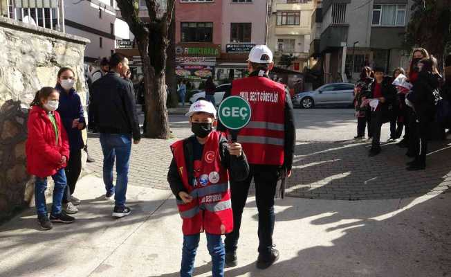 Çocuklara uygulamalı trafik eğitimi verdi