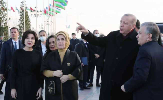 Cumhurbaşkanı Erdoğan, Özbekistan’da Bağımsızlık Anıtı’na çelenk bıraktı