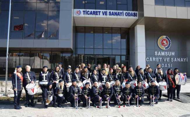 Cumhuriyet Kadınları Bandosu sevgi, kardeşlik ve barış için çaldı