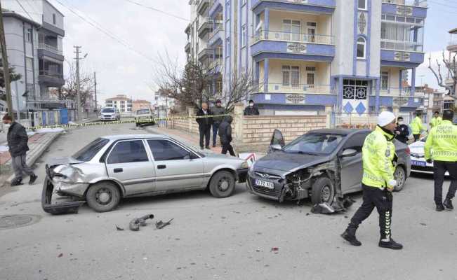 Dedesinin otomobiliyle polisten kaçarken kaza yapınca olay yerinden kaçtı