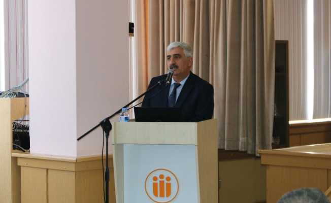 Dekan Erdem: “Akif, toplumu yönlendiren bir aydındır”