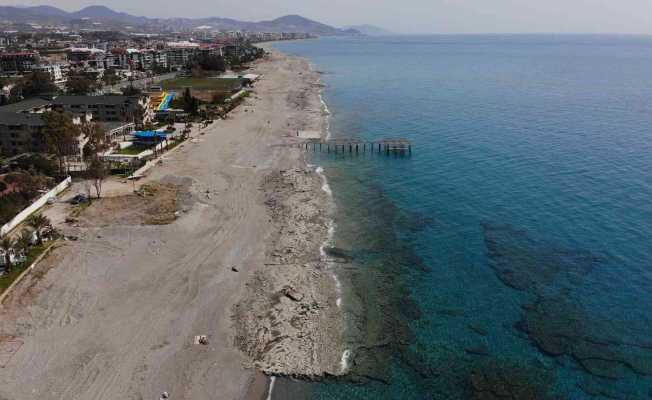 Deniz suyu çekildi Alanya sahillerinde su altında olan kayalıklar gün yüzüne çıktı