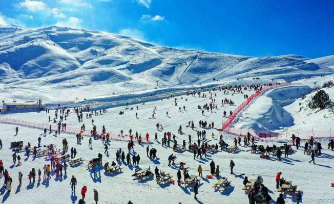 Denizli Kayak Merkezi’nde kar kalınlığı zirvedeki yerini koruyor
