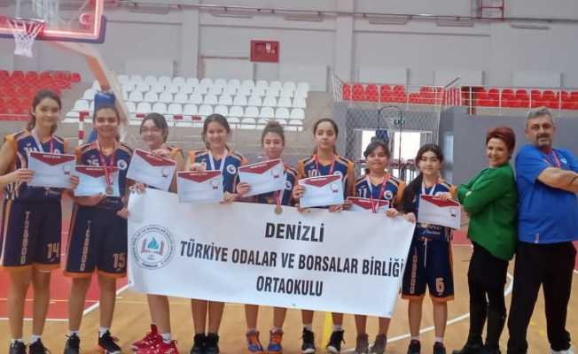 Denizli TOBB Ortaokulu’nun kızları potada yarı finale yükseldi