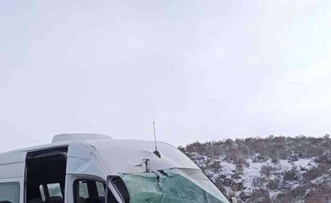 Denizlili öğretmen ve öğrencileri taşıyan minibüs, Eskişehir’de kaza yaptı; 16 yaralı